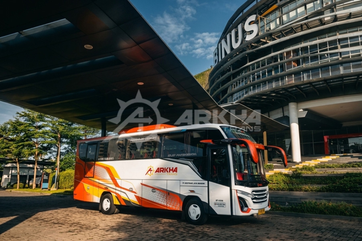 Kerja Sama Praktis & Nyaman: Sewa Medium Bus Arkha Trans Wisata 31-33 Seats untuk Universitas Bina Nusantara (Binus)