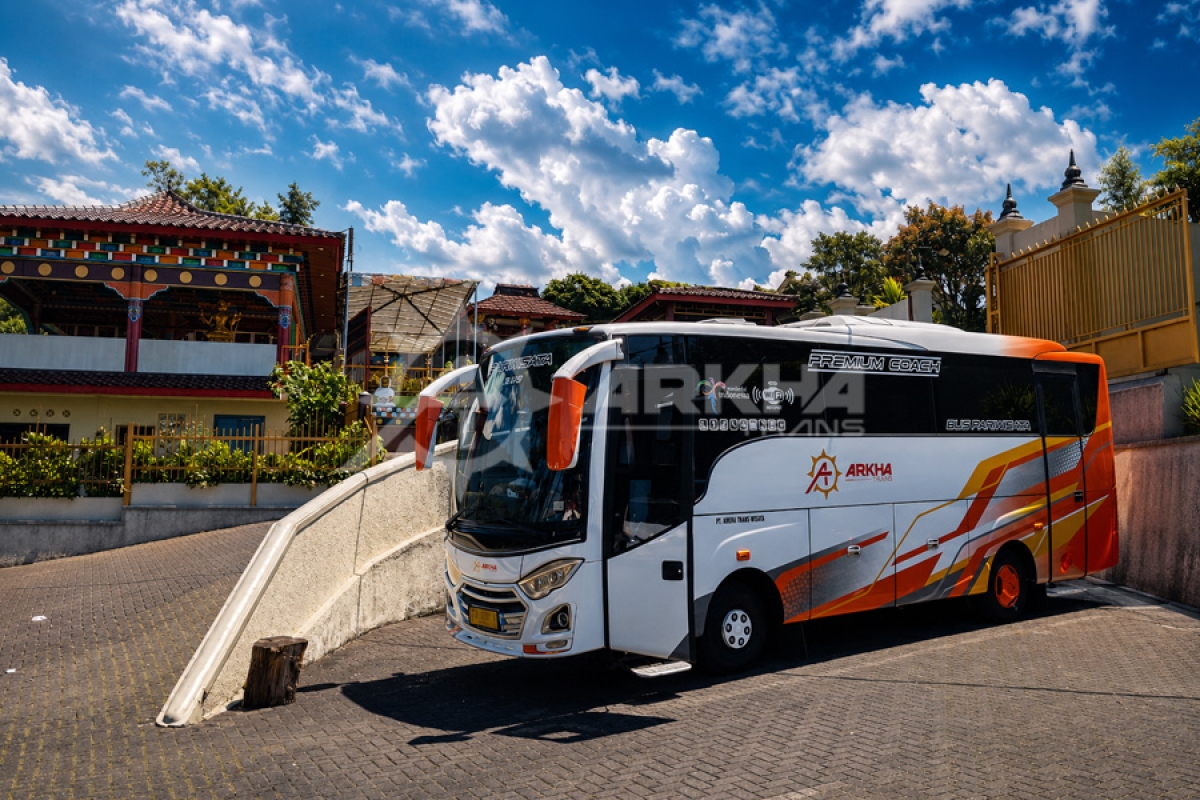 Menikmati Sejuknya Cipanas Bersama Kenyamanan Medium Bus Arkha Trans Wisata
