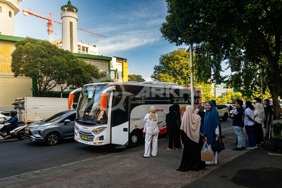 Menjelajahi Ikon Ibu Kota Lebih Seru dengan Sewa Medium Bus Arkha Trans Wisata